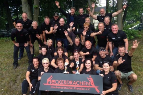 gruppenfoto-mit-uckerdrachen-logo-jpgB8042C03-3474-F1B6-E989-E787A1CC8871.jpg