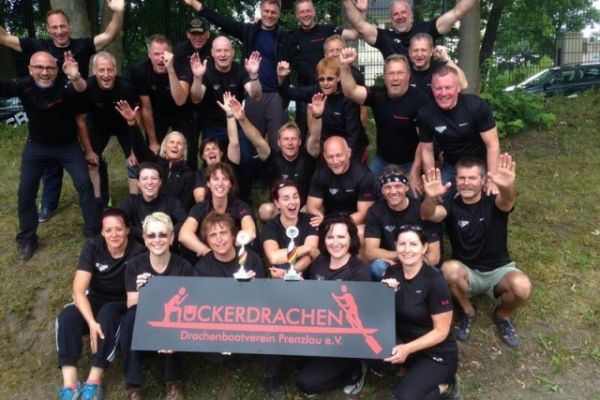 gruppenfoto-mit-uckerdrachen-logo-v2-jpg3C2F843B-4572-EEEC-7C79-00920265298D.jpg